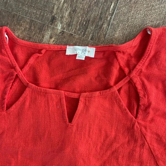 Umgee Linen Blend Cut Out Round Neckline Top with Frayed Fringe Hem - Picture 7 of 8